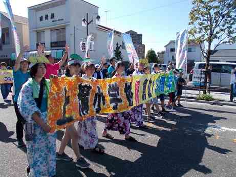 上溝祭りで横断幕を披露！3.jpg